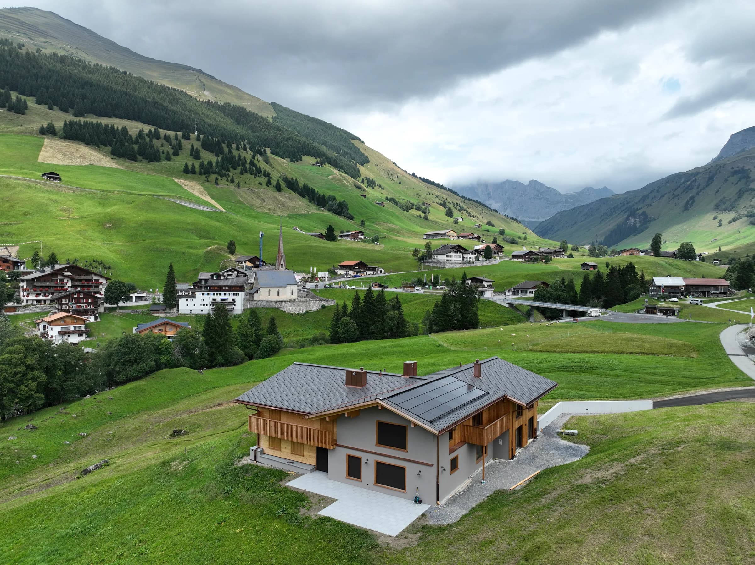 Das Doppel-Einfamilienhaus am Hang über St. Antönien