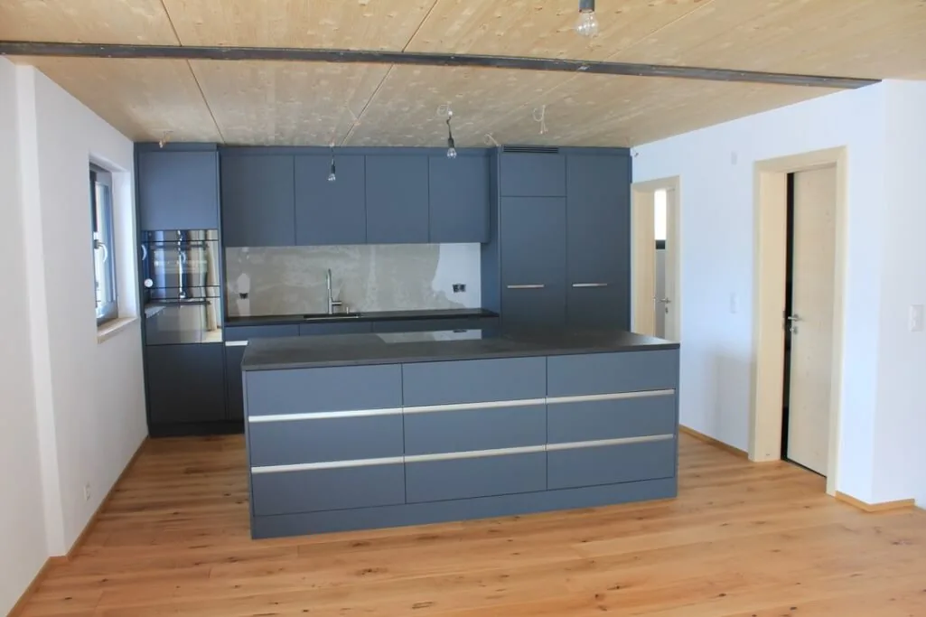 Küche mit Holzdecke und Bergblick