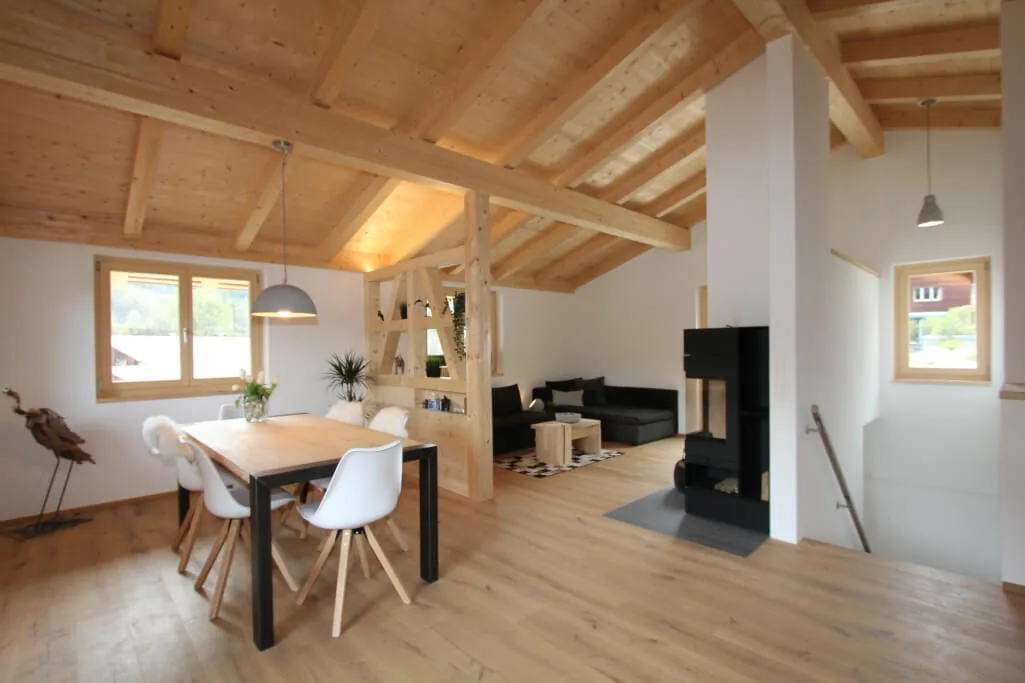 Wohn- und Essbereich in Holz mit Ofen