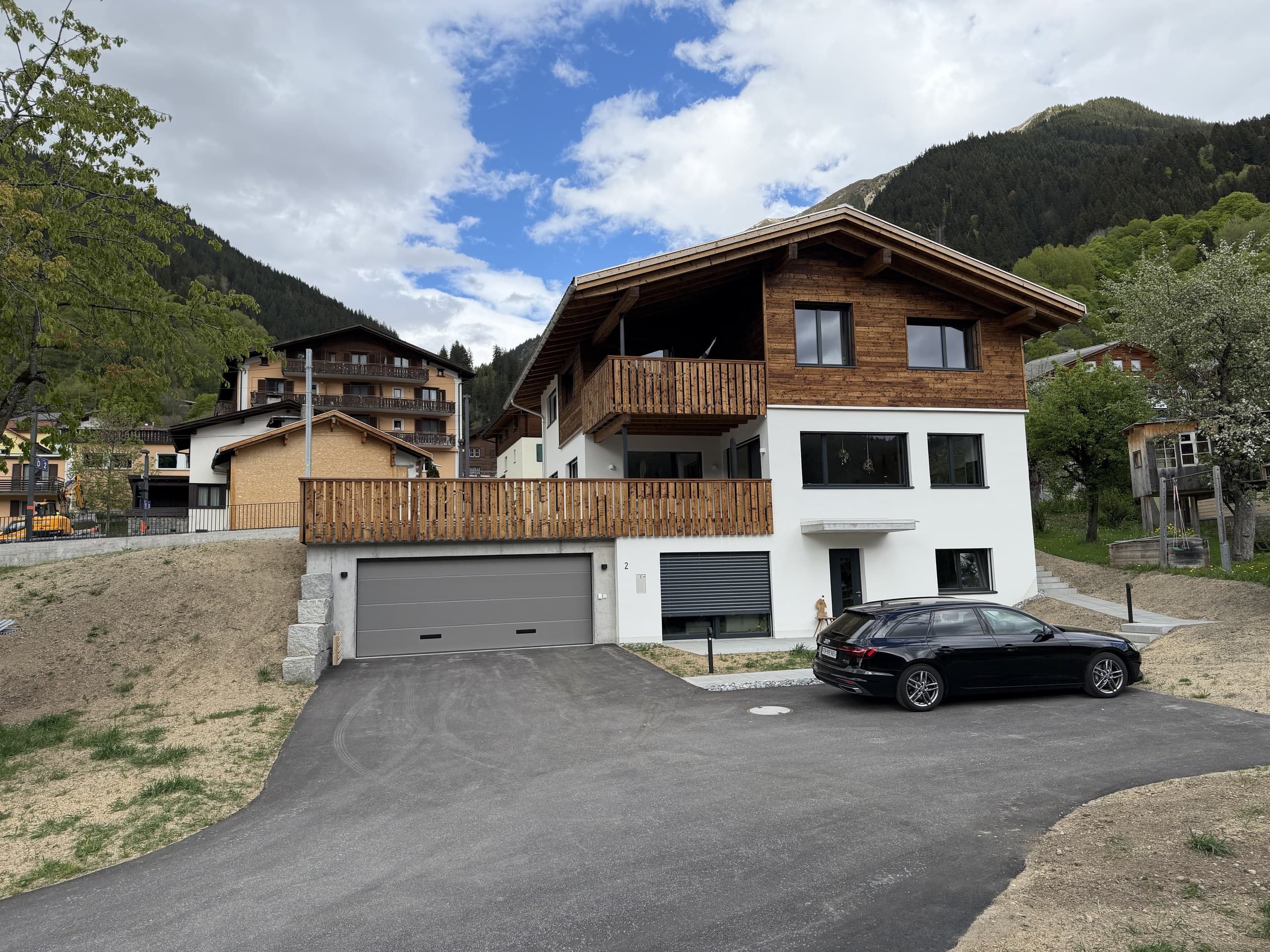 Das fertige Haus mit Vorplatz