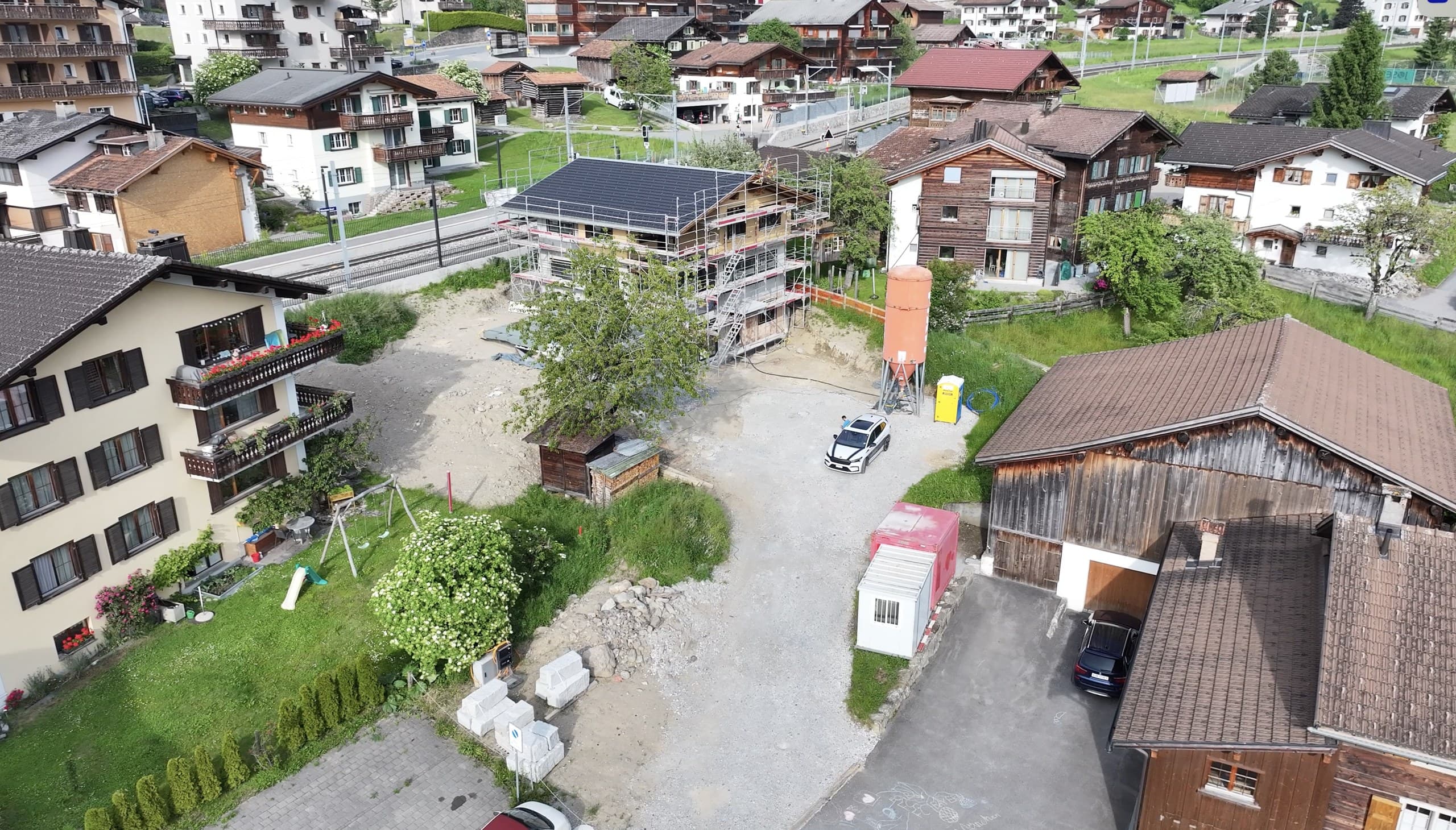Rohbau des Hauses mit Gerüst