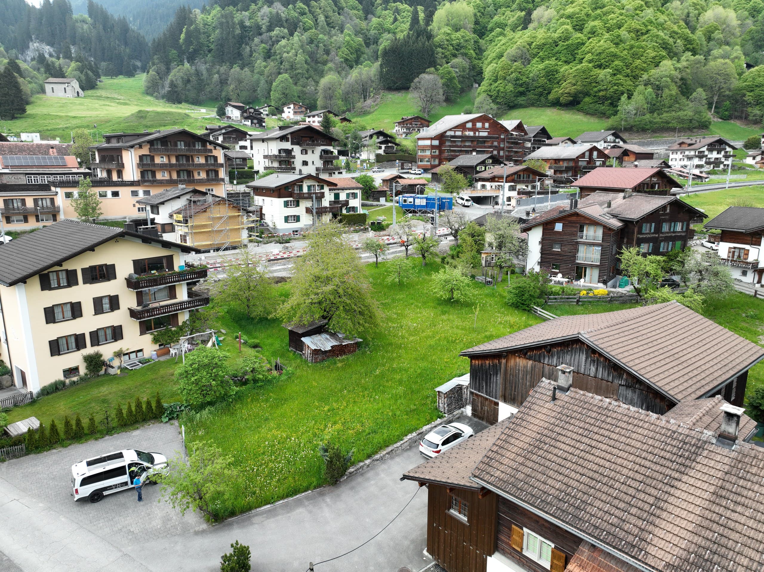 Drohnenaufnahme der Parzelle mit den umliegenden Häusern