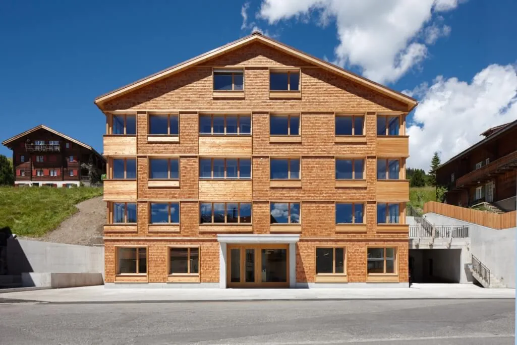 Gemeindehaus Pany mit Schindelfassade