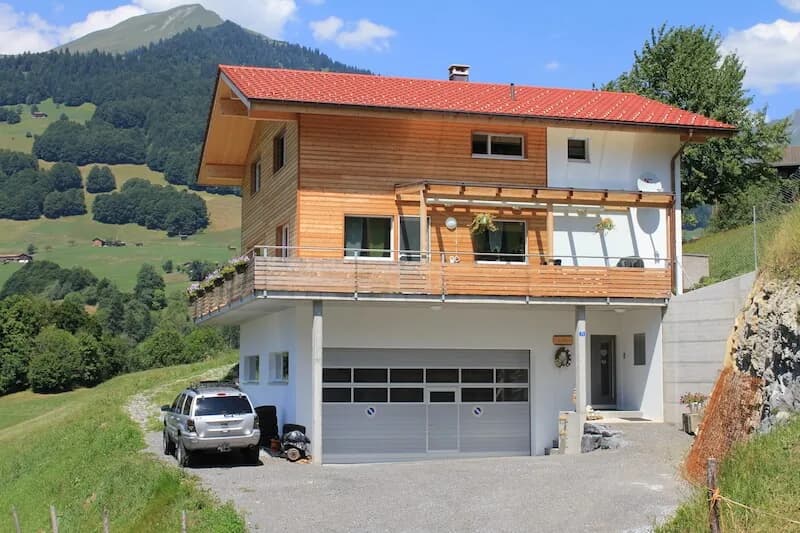 Haus Stricker mit Einstellhalle